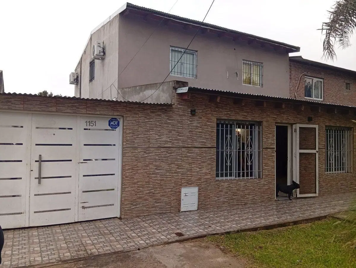 CASA EN VENTA FIHSERTON CON JARDIN 5 DORMITORIOS 2