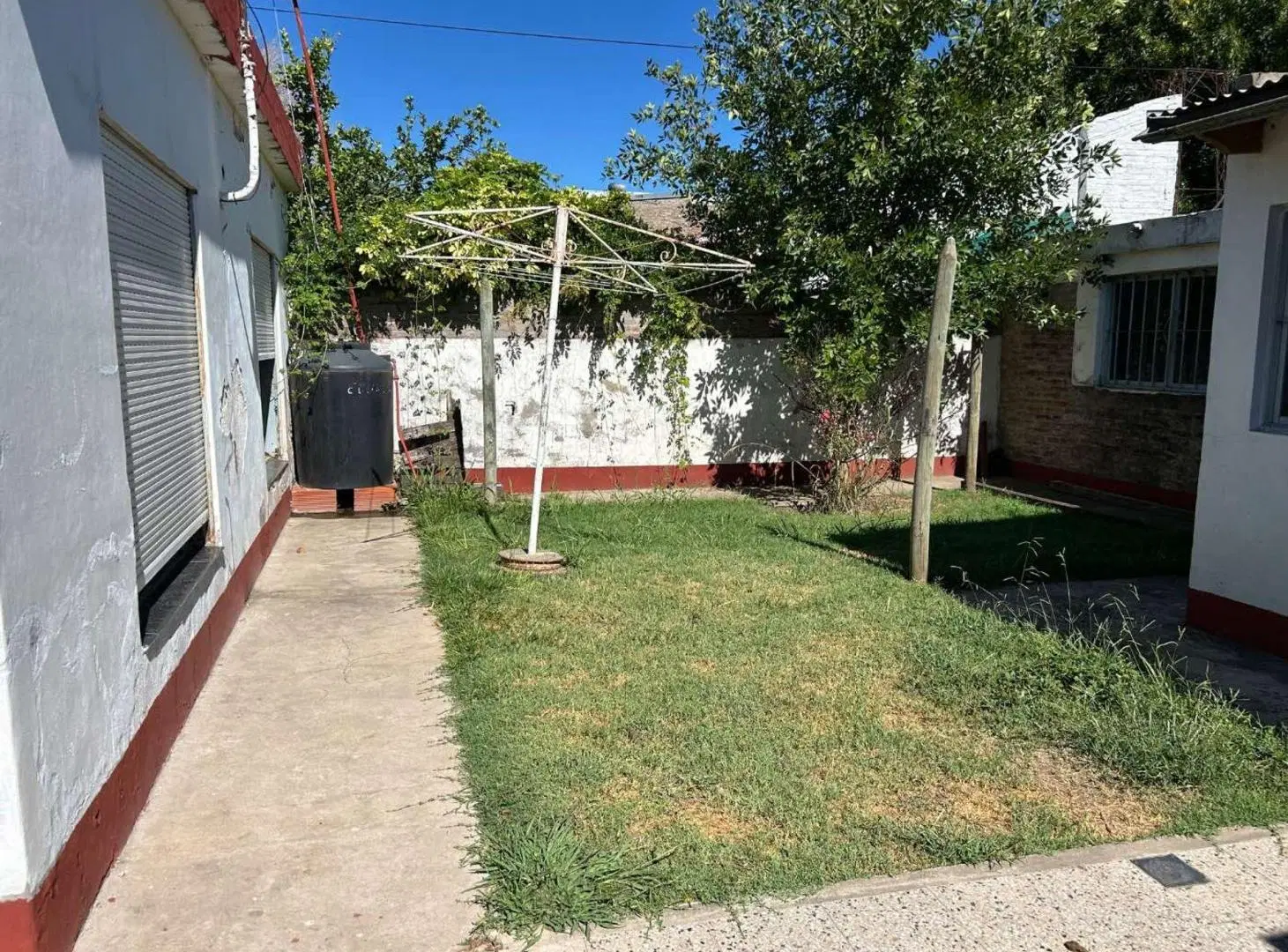 Venta casa con cochera y quincho en G. Baigorria. 3