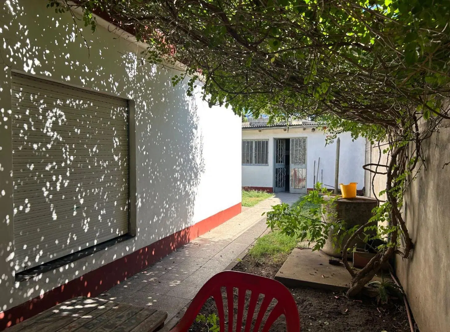 Venta casa con cochera y quincho en G. Baigorria. 2