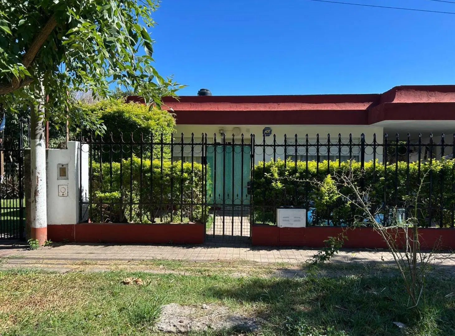 Venta casa con cochera y quincho en G. Baigorria. 4