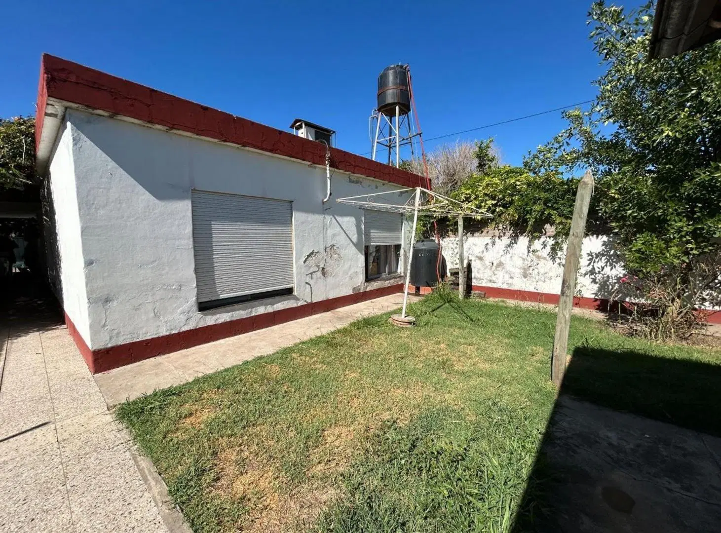 Venta casa con cochera y quincho en G. Baigorria. 2