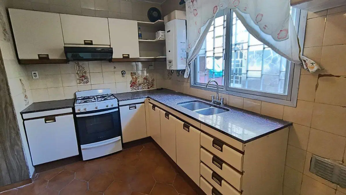 VENTA CASA TRES DORMITORIOS COCHERA Y JARDIN 4