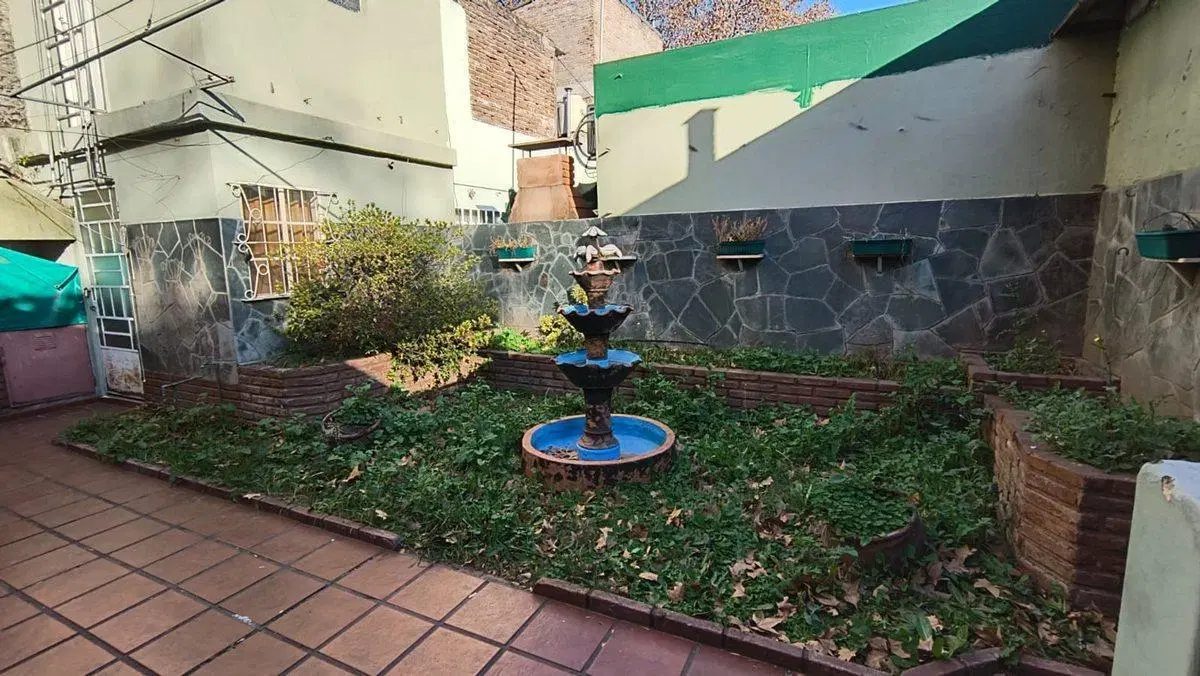 VENTA CASA TRES DORMITORIOS COCHERA Y JARDIN 2