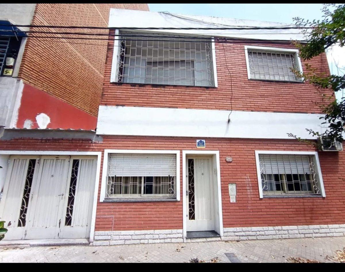 VENTA CASA TRES DORMITORIOS COCHERA Y JARDIN