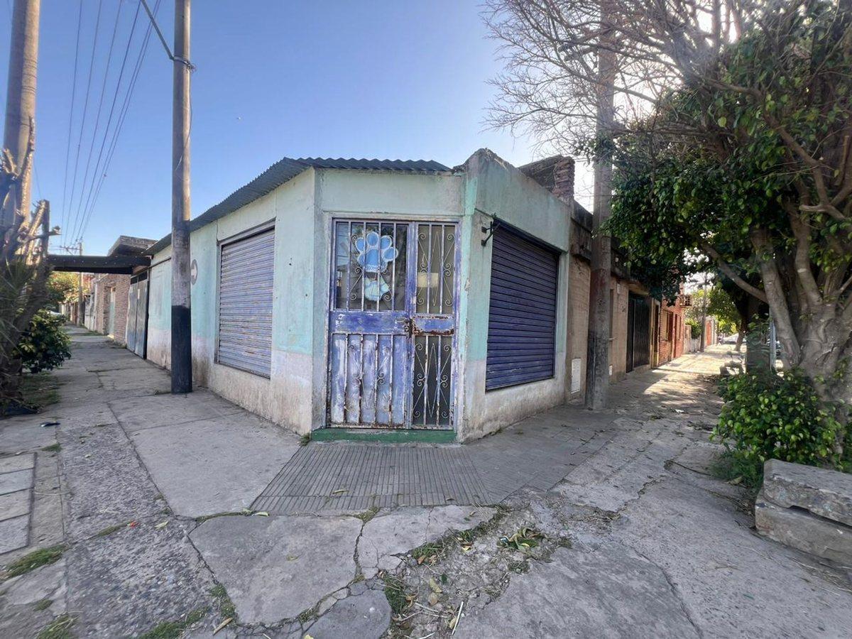 VENTA CASA DOS DORMITORIOS BARRIO TIRO SUIZO.