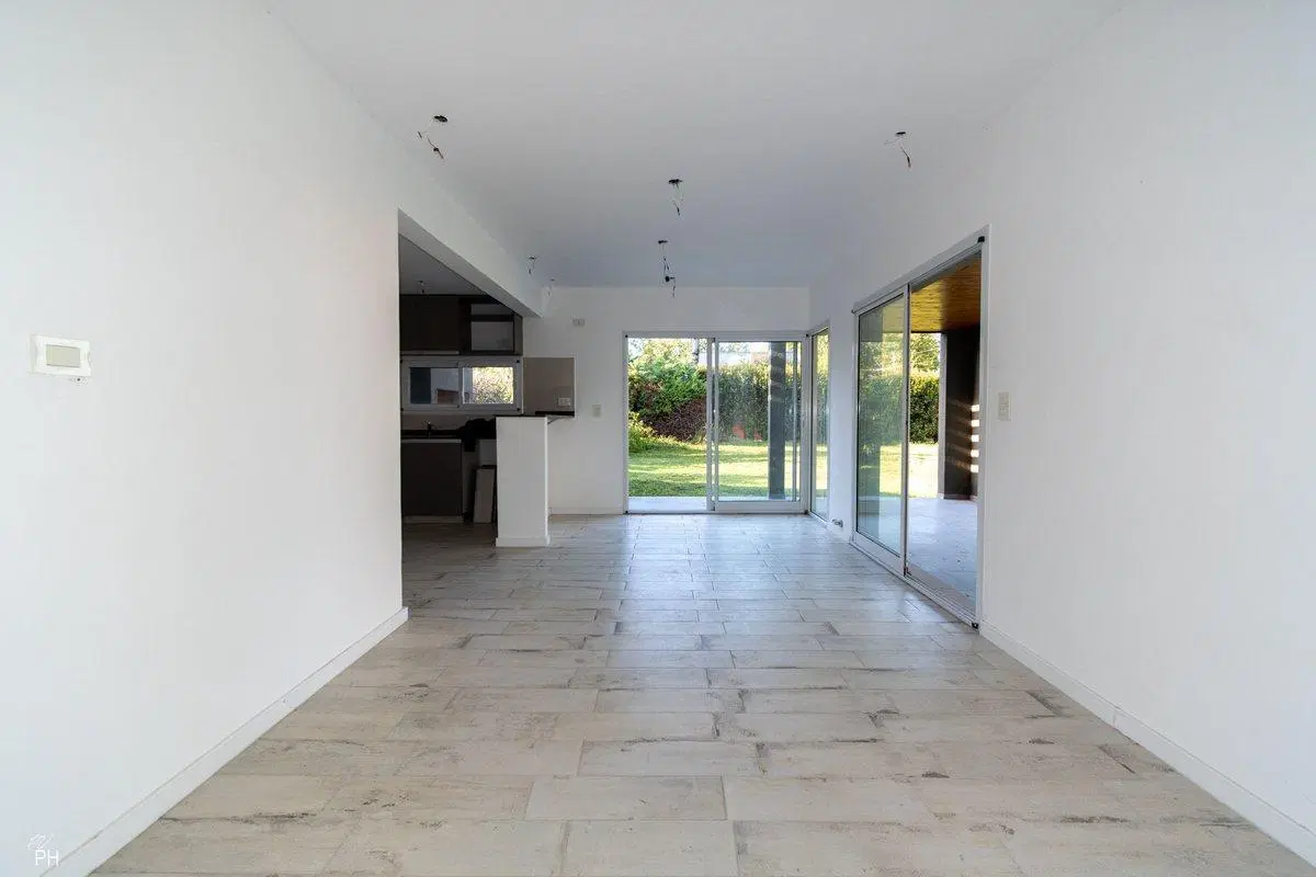 VENTA CASA 2 DORMITORIOS Y JARDÍN FUNES A ESTRENAR 3