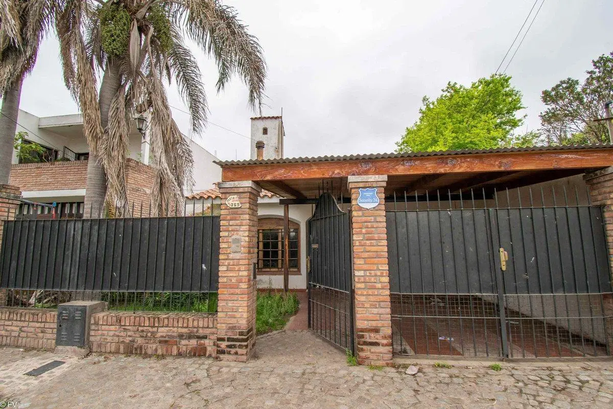 CASA EN VENTA CON PATIO LA FLORIDA 2