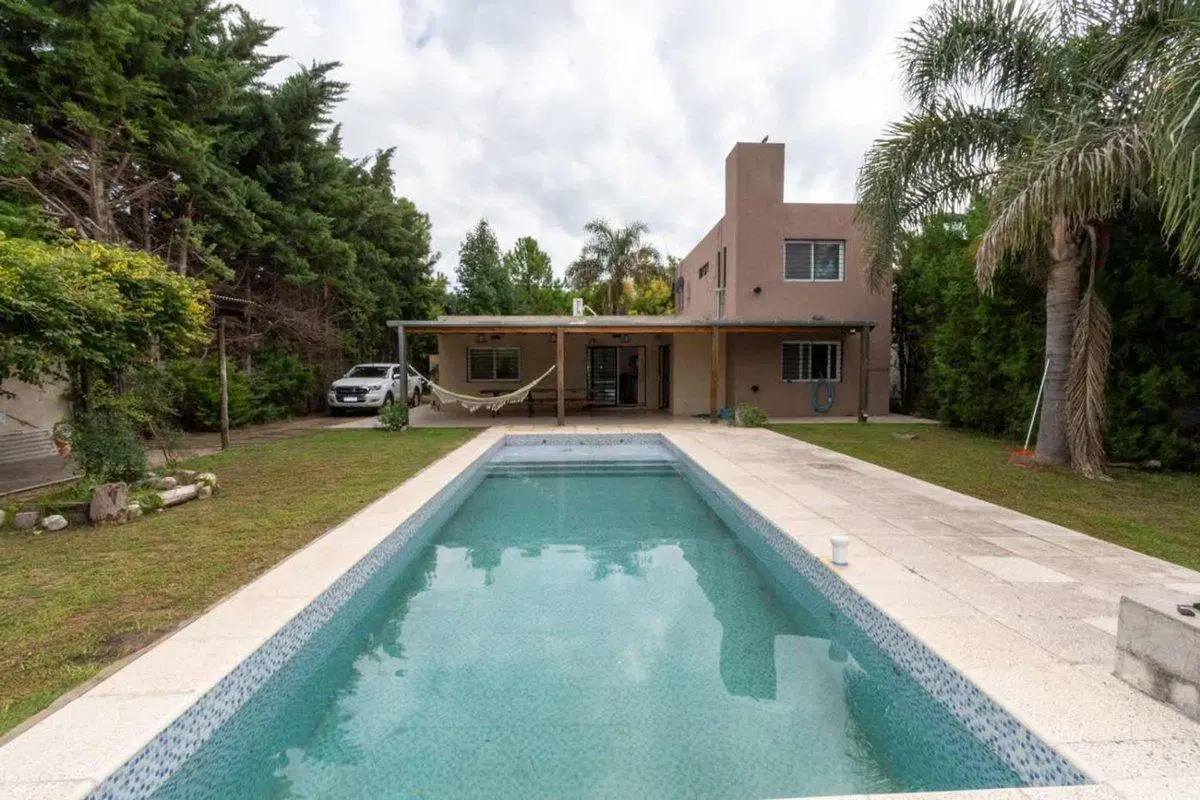VENTA CASA FUNES 4 DORMITORIOS, PILETA Y QUINCHO 2