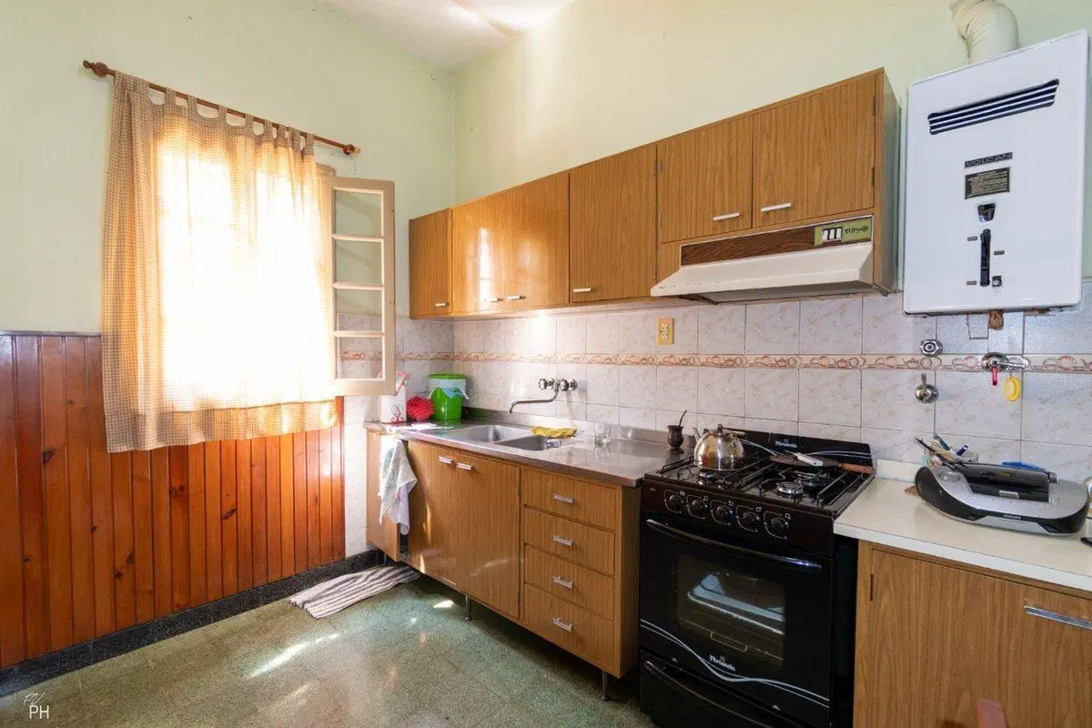 CASA CON LOCAL Y CONSTRUCCIÓN EN VENTA B. LARREA 2