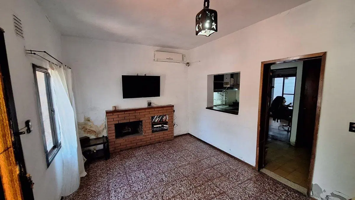 CASA EN VENTA 2 DORMITORIOS CON COCHERA 3