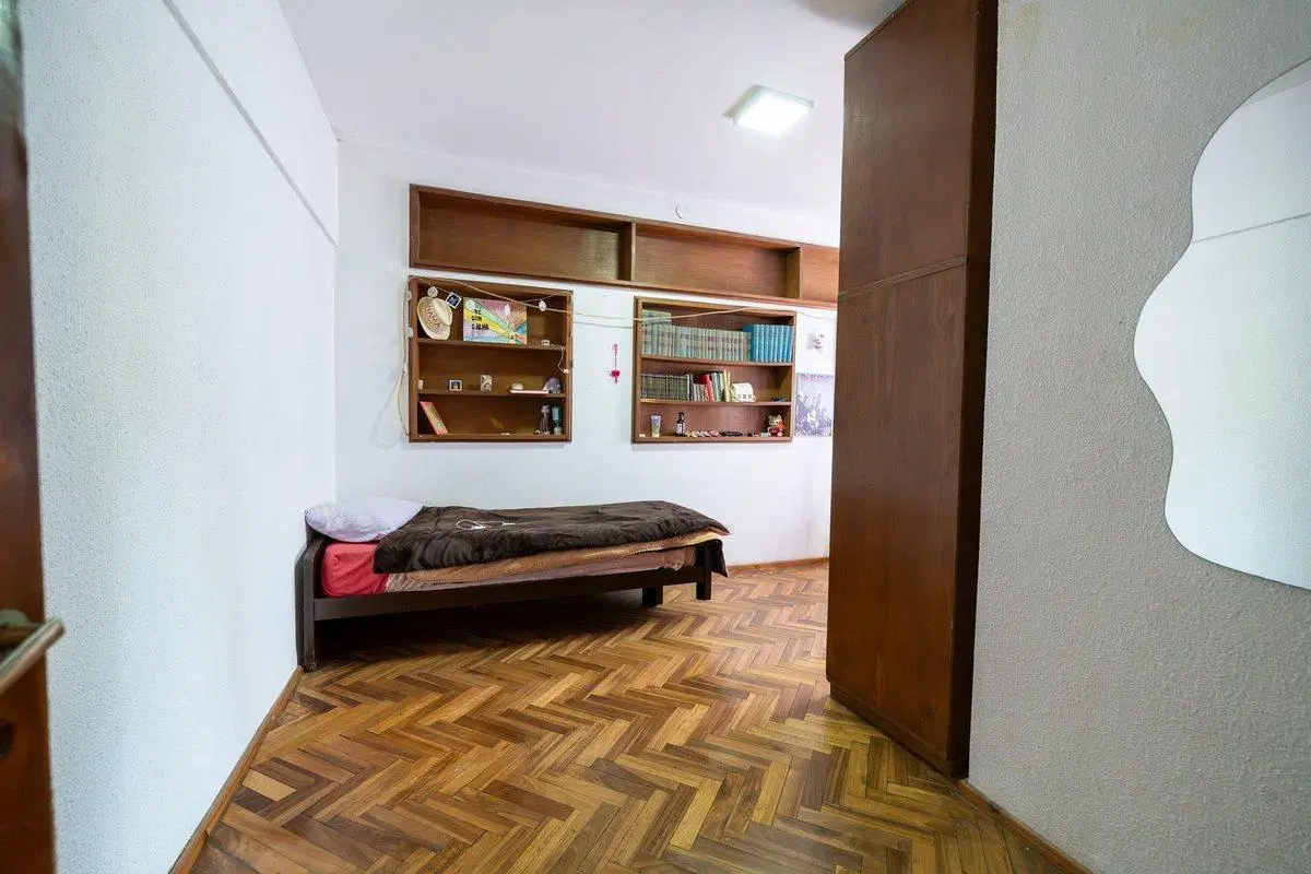 VENTA CASA CON JARDIN TRES DORMITORIOS. B°LA SEXTA 5