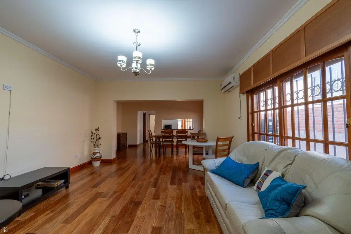 CASA DE 3 DORMITORIOS CON COCHERA EN VILLA AMELIA 2
