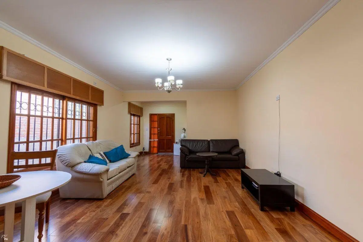 CASA DE 3 DORMITORIOS CON COCHERA EN VILLA AMELIA 5