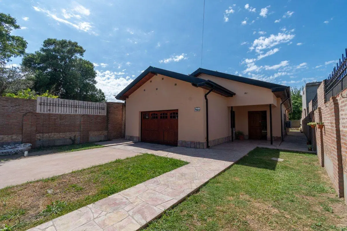 CASA DE 3 DORMITORIOS CON COCHERA EN VILLA AMELIA 3