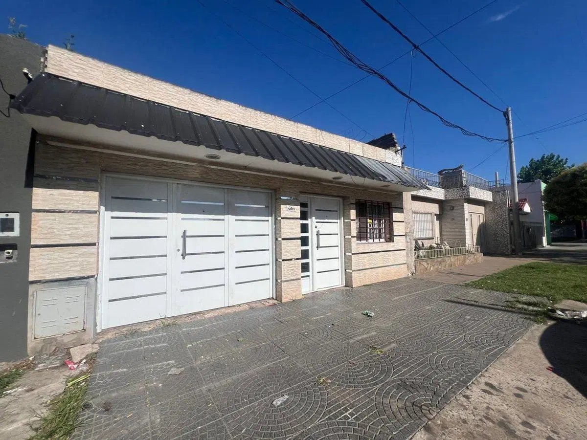 VENTA CASA AL FRENTE UN DORMITORIO 3