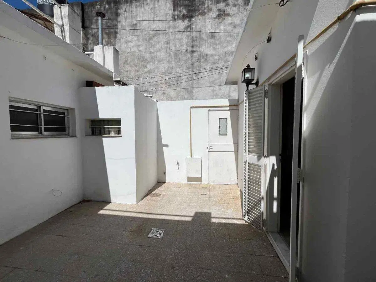 CASA DE PASILLO EN VENTA 2 DORM CON PATIO LOURDES 2