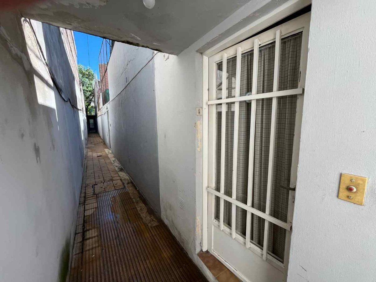 CASA DE PASILLO EN VENTA 2 DORM CON PATIO LOURDES