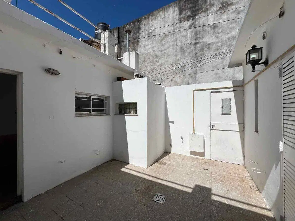 CASA DE PASILLO EN VENTA 2 DORM CON PATIO LOURDES 3