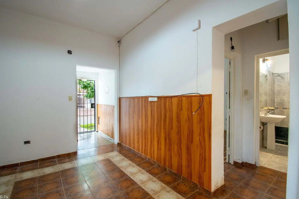 CASA EN VENTA CON PATIO Y COCHERA LA FLORIDA 2
