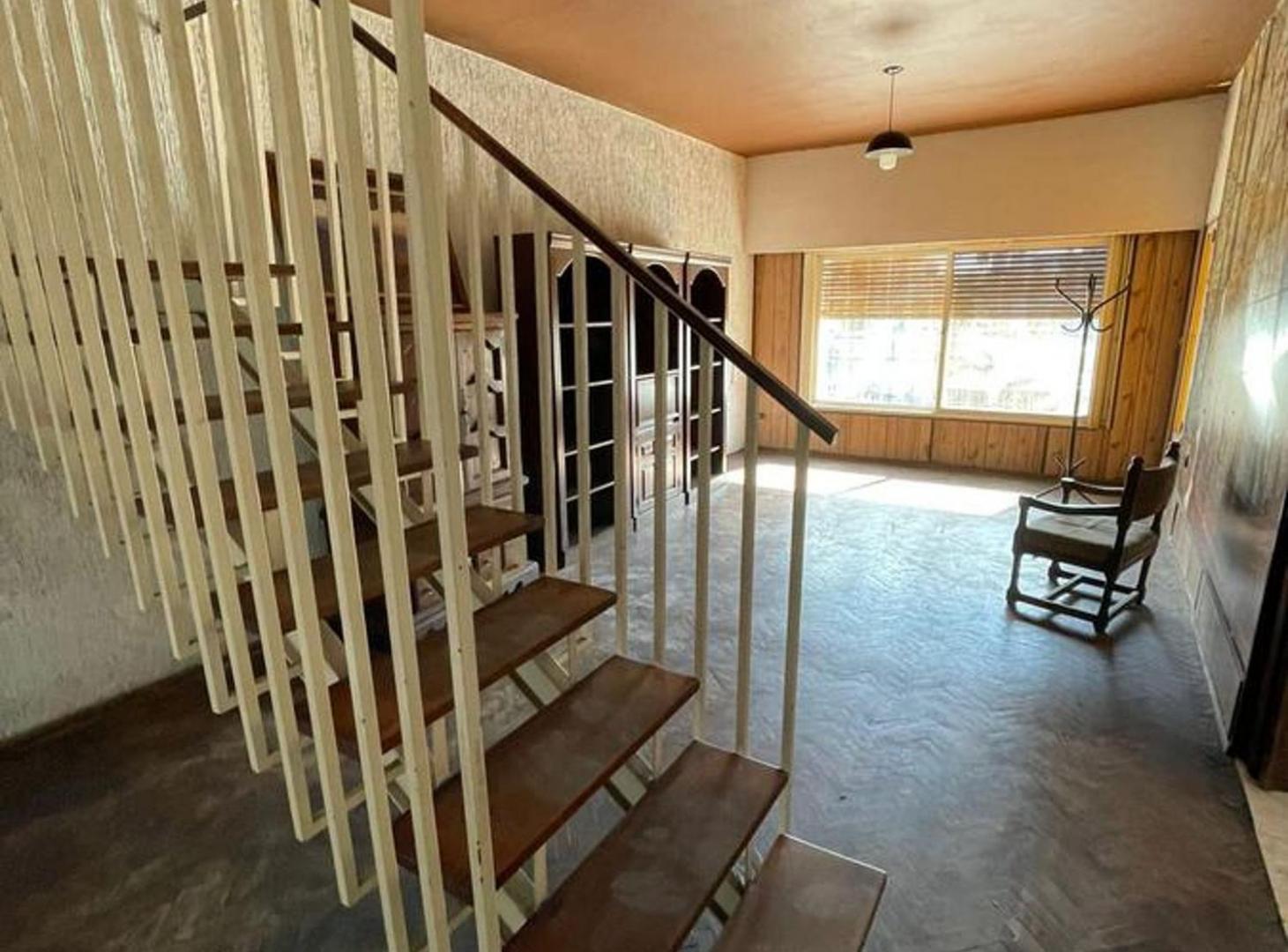 EN VENTA CASA A REFACCIONAR 4 DORM CON COCHERA