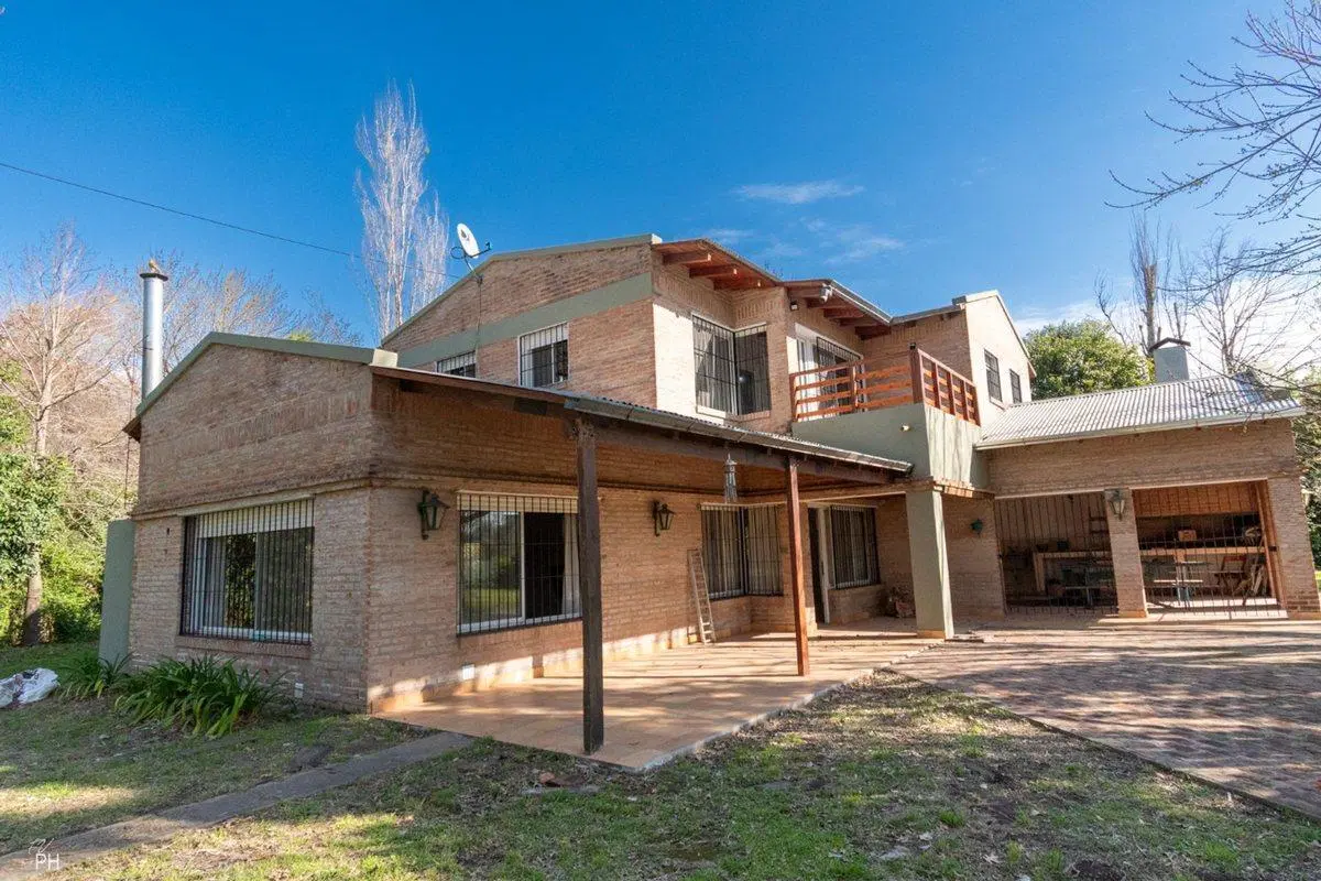 CASA EN VENTA DE 3 DORMITORIOS Y PILETA EN ROLDÁN 4