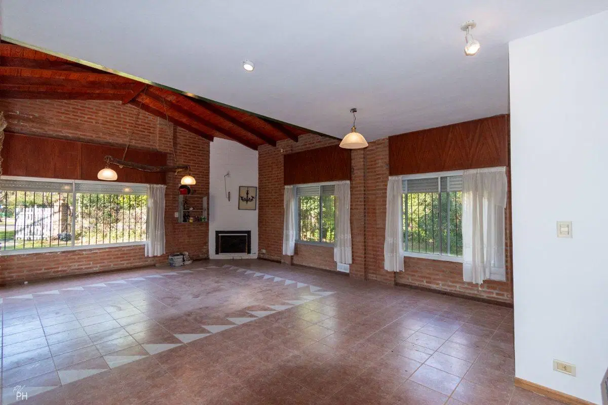 CASA EN VENTA DE 3 DORMITORIOS Y PILETA EN ROLDÁN 2
