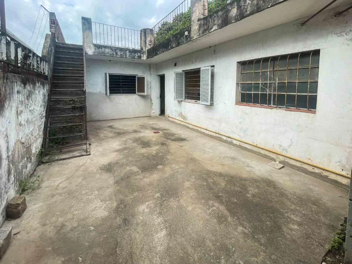 VENTA CASA A RECICLAR EN FISHERTON CON GALPÓN 4