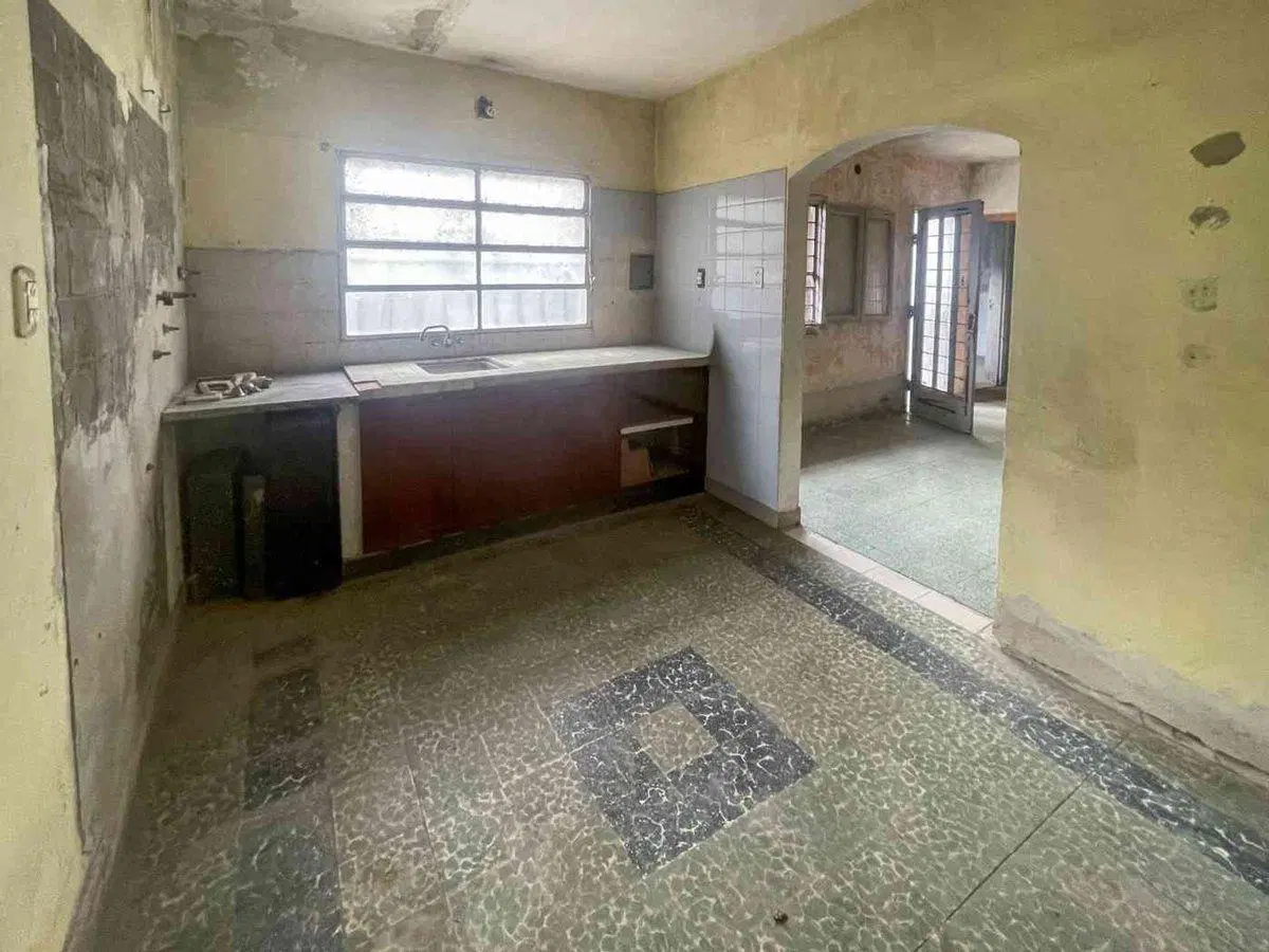 VENTA CASA A RECICLAR EN FISHERTON CON GALPÓN 2
