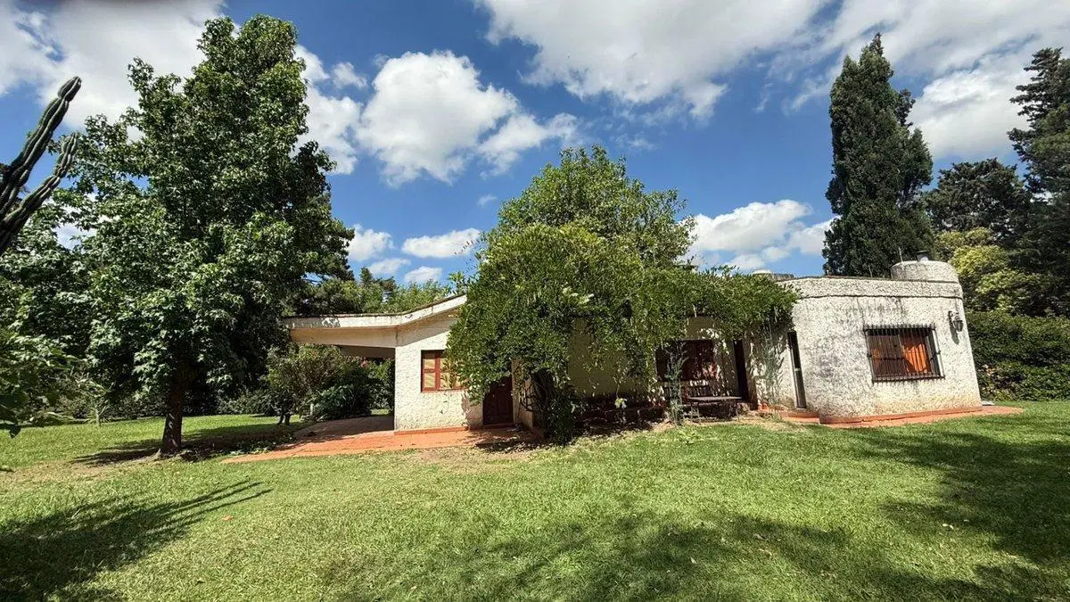 Casa Venta en Oliveros con amplio parque y pileta 4