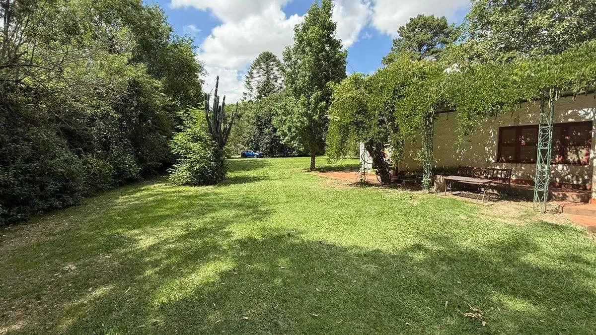 Casa Venta en Oliveros con amplio parque y pileta 2