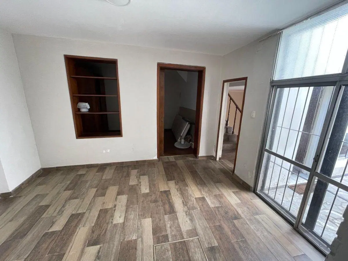 CASA DE PASILLO EN VENTA  3 DORMITORIOS CENTRO 4