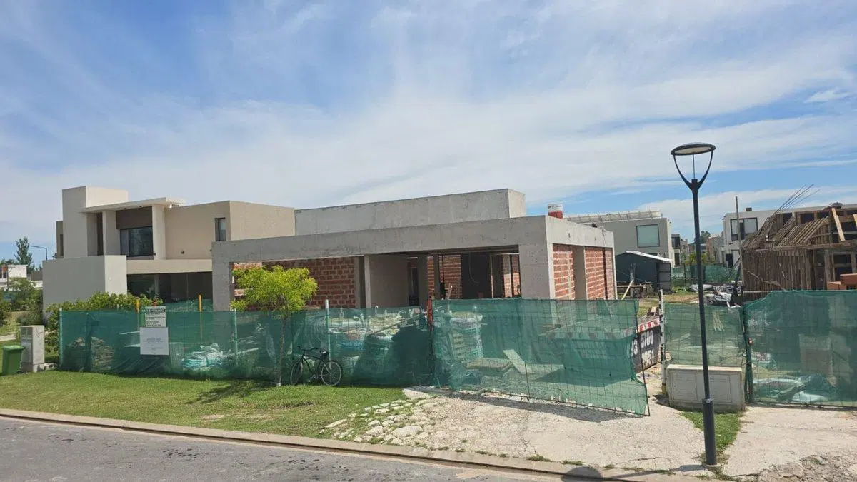 CASA 3 DORMITORIOS EN VENTA VIDA 1 FUNES 2