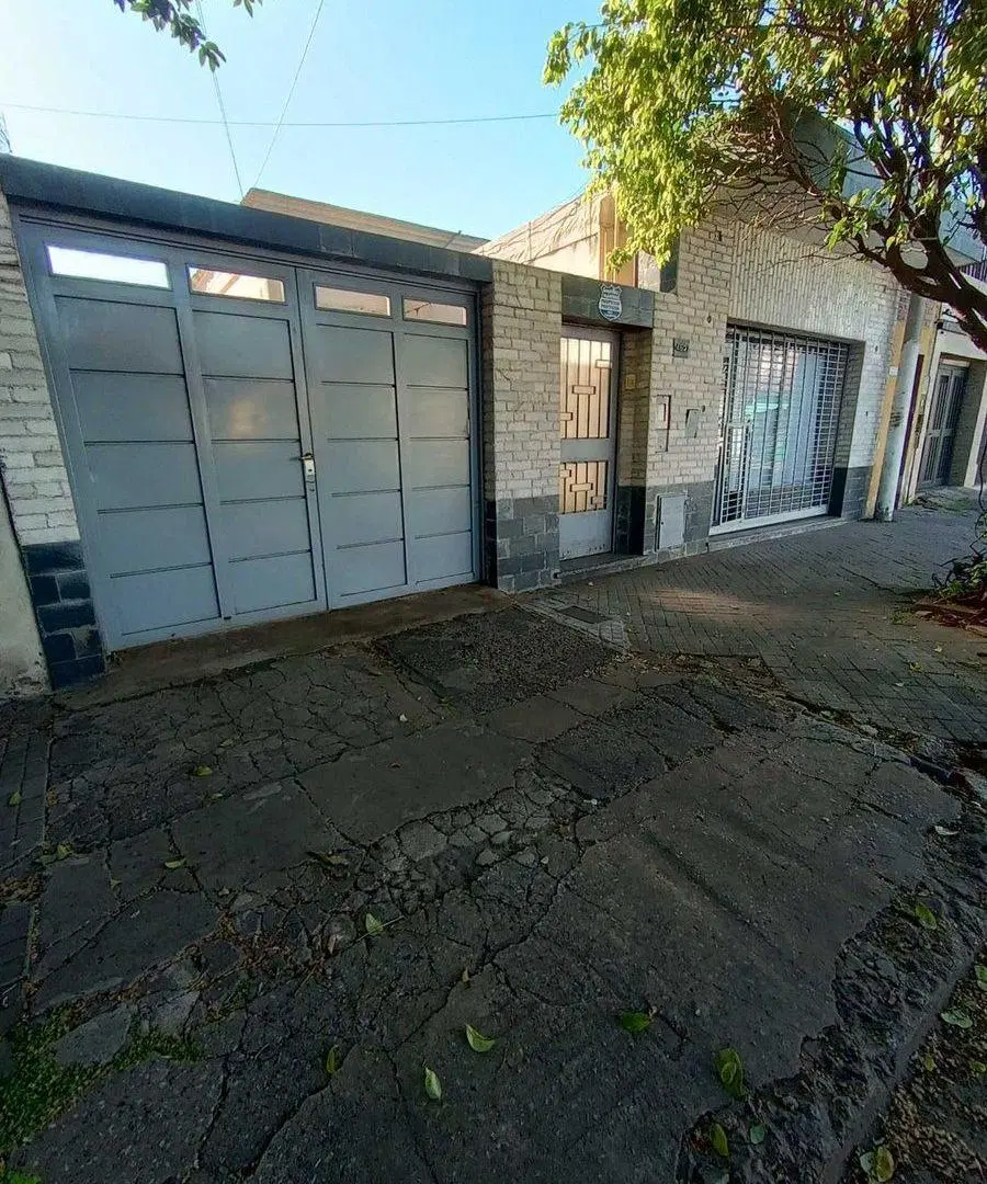CASA  EN VENTA 2 DORMITORIOS TIRO SUIZO CON LOCAL 2