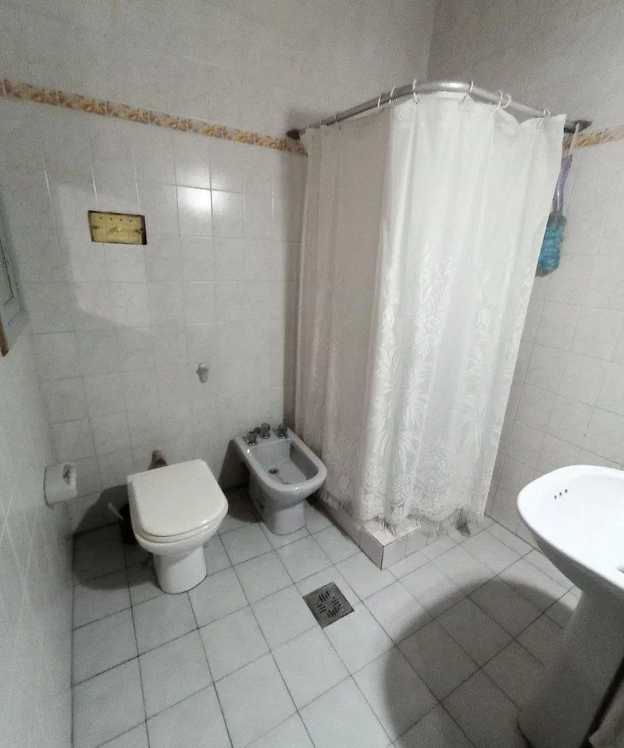 CASA  EN VENTA 2 DORMITORIOS TIRO SUIZO CON LOCAL 3