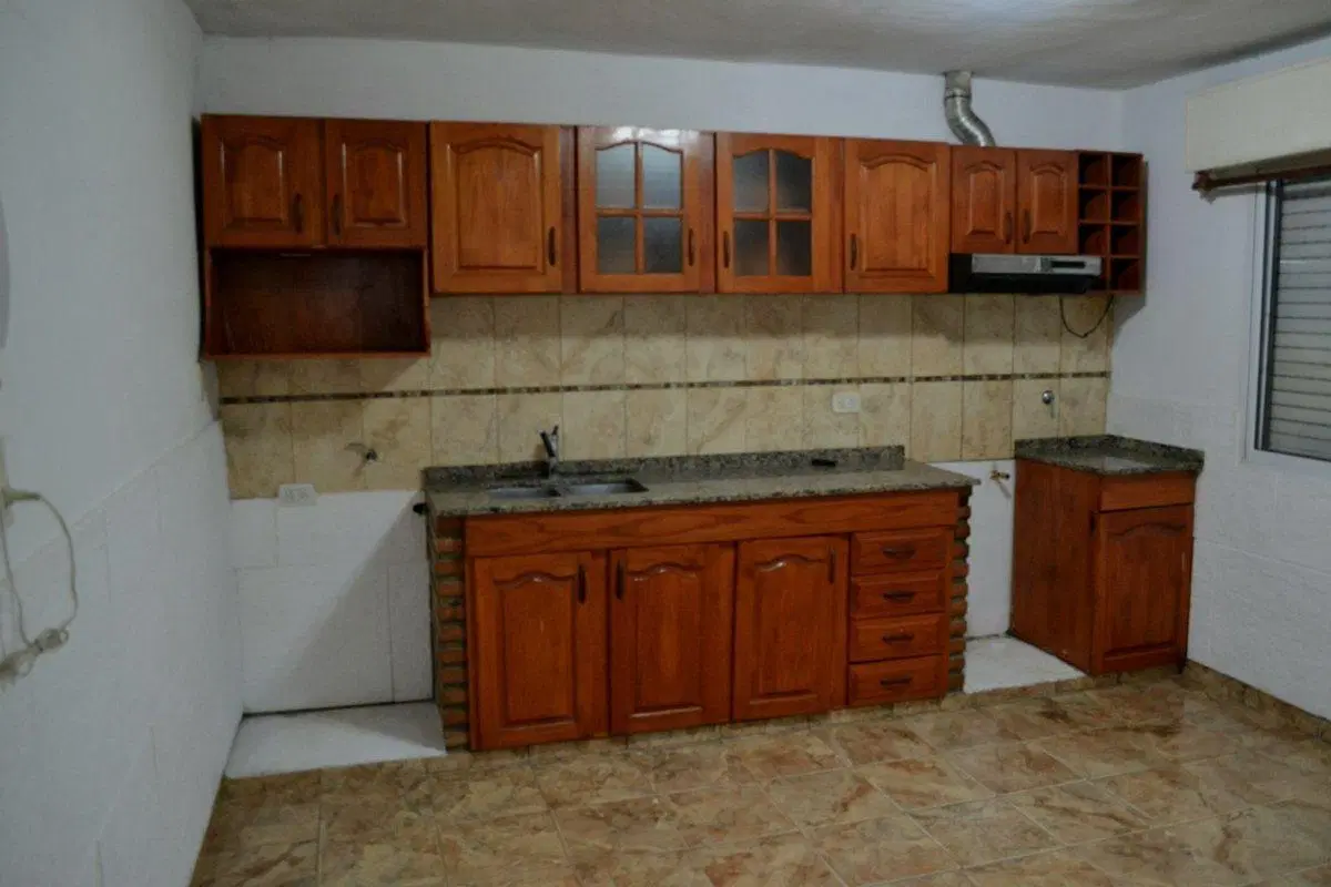 CASA EN VENTA CON DOS DORMITORIOS, COCHERA Y LOCAL 2