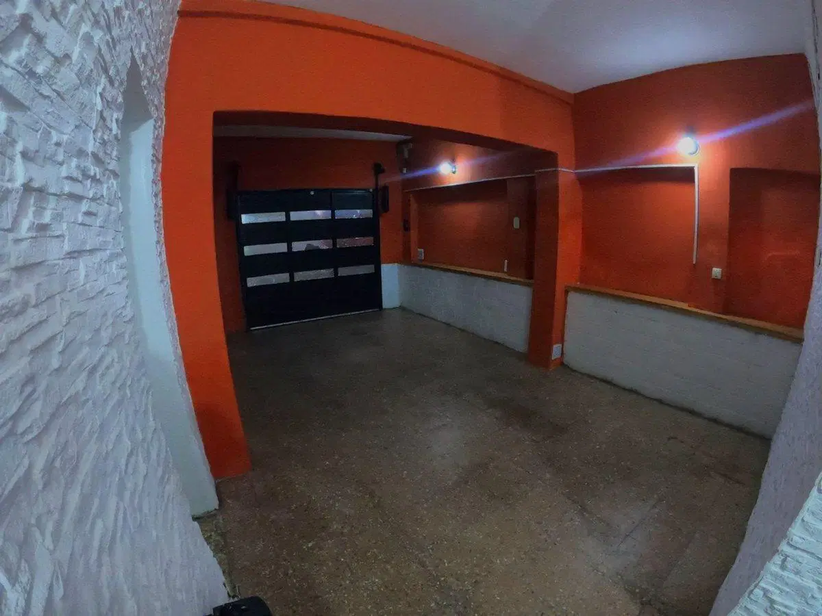 CASA EN VENTA CON DOS DORMITORIOS, COCHERA Y LOCAL 8