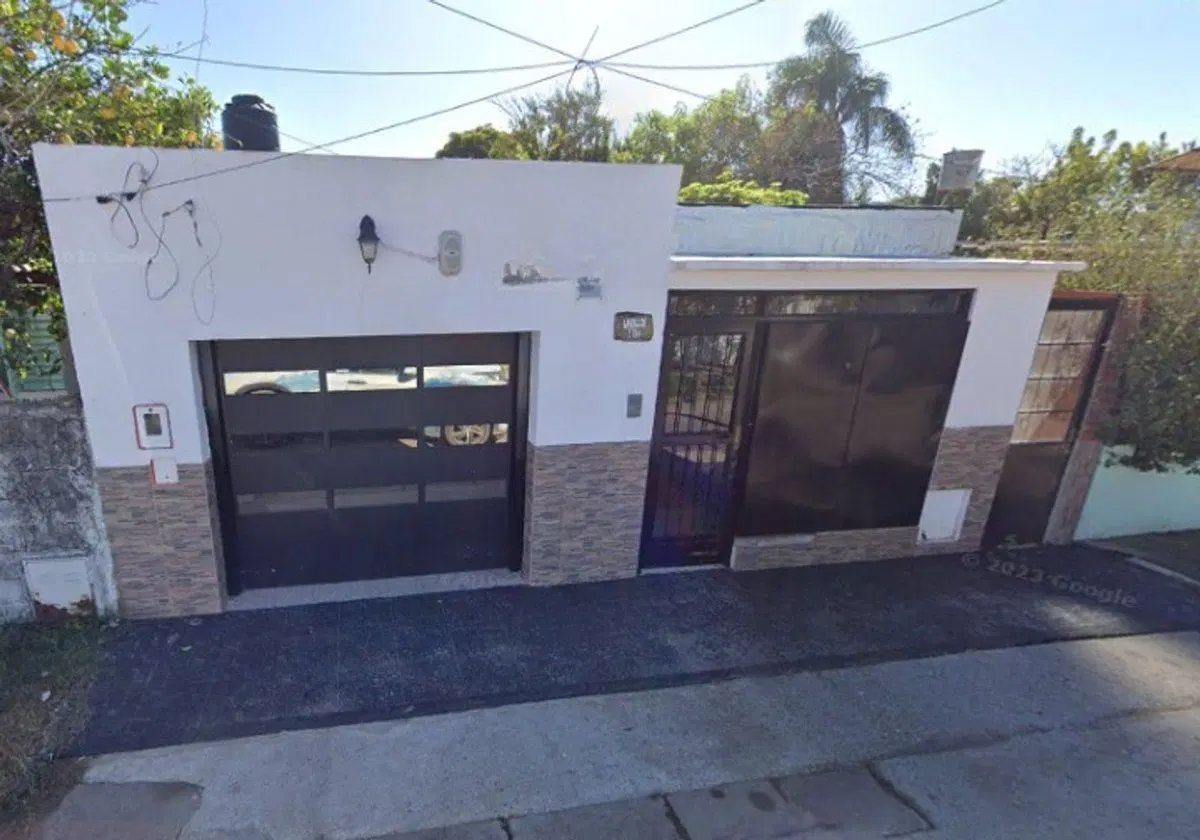 CASA EN VENTA CON DOS DORMITORIOS, COCHERA Y LOCAL 4