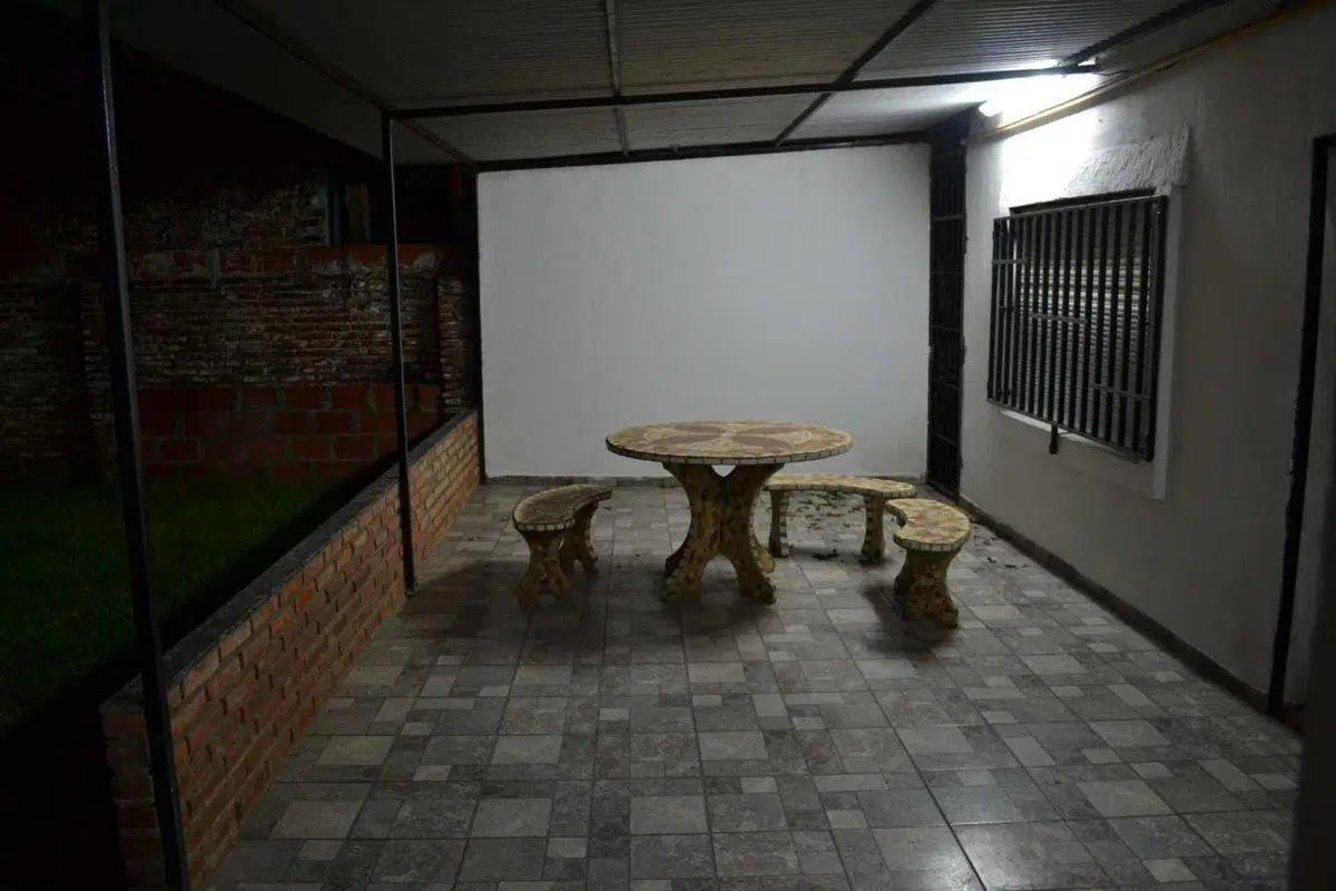 CASA EN VENTA CON DOS DORMITORIOS, COCHERA Y LOCAL 3