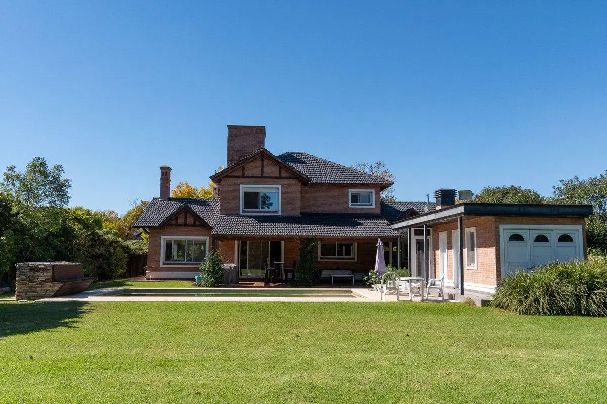 CASA EN VENTA 4 DORMITORIOS KENTUCKY - FUNES 3