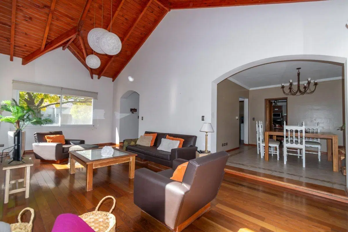 CASA EN VENTA 4 DORMITORIOS KENTUCKY - FUNES 4