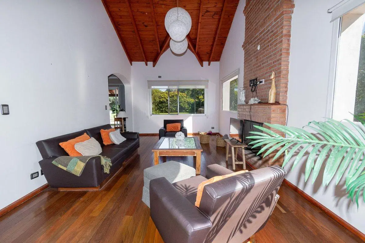 CASA EN VENTA 4 DORMITORIOS KENTUCKY - FUNES 2