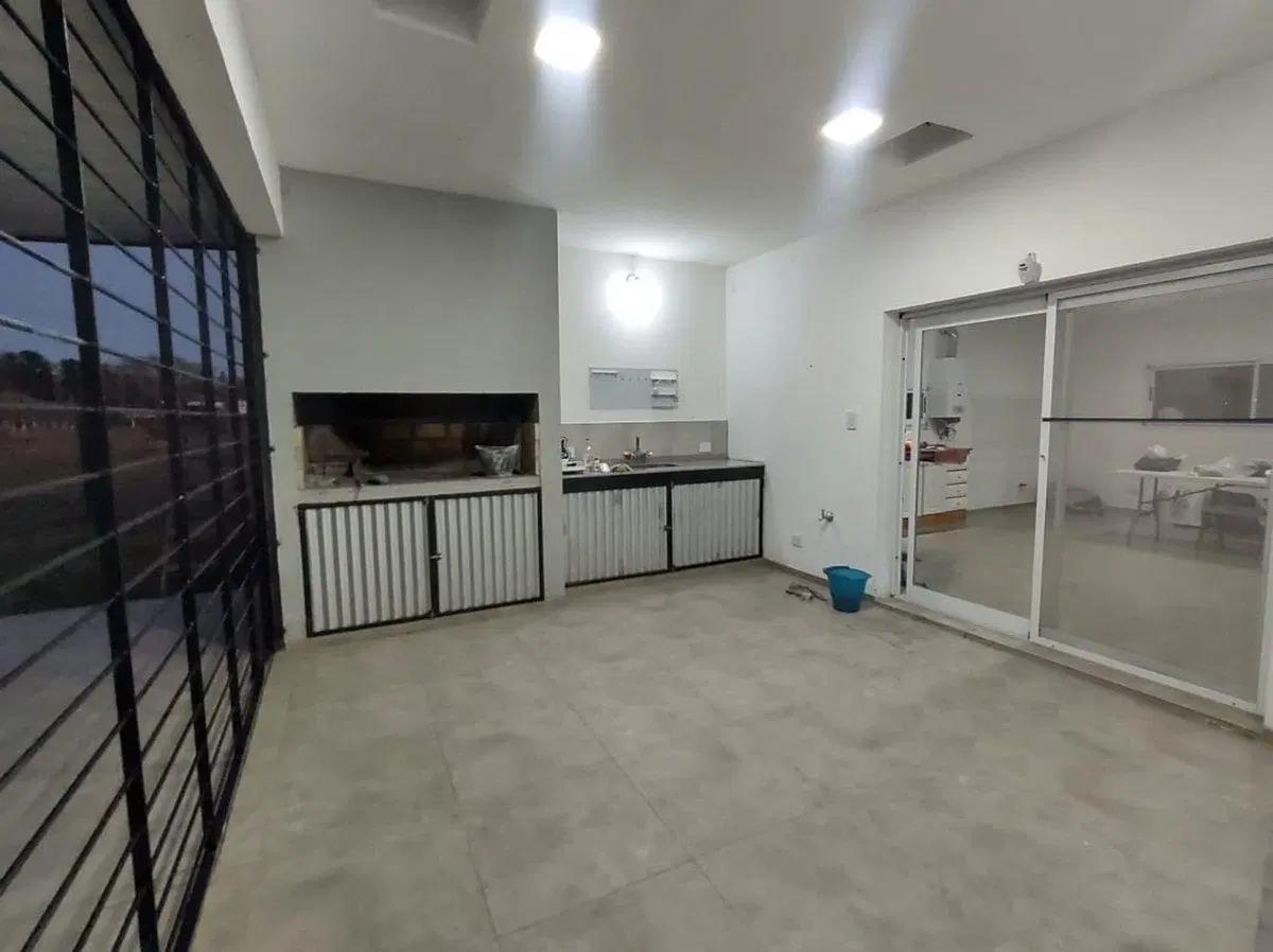 VENTA CASA 2 DORM. CON PILETA Y QUINCHO, IBARLUCEA 4