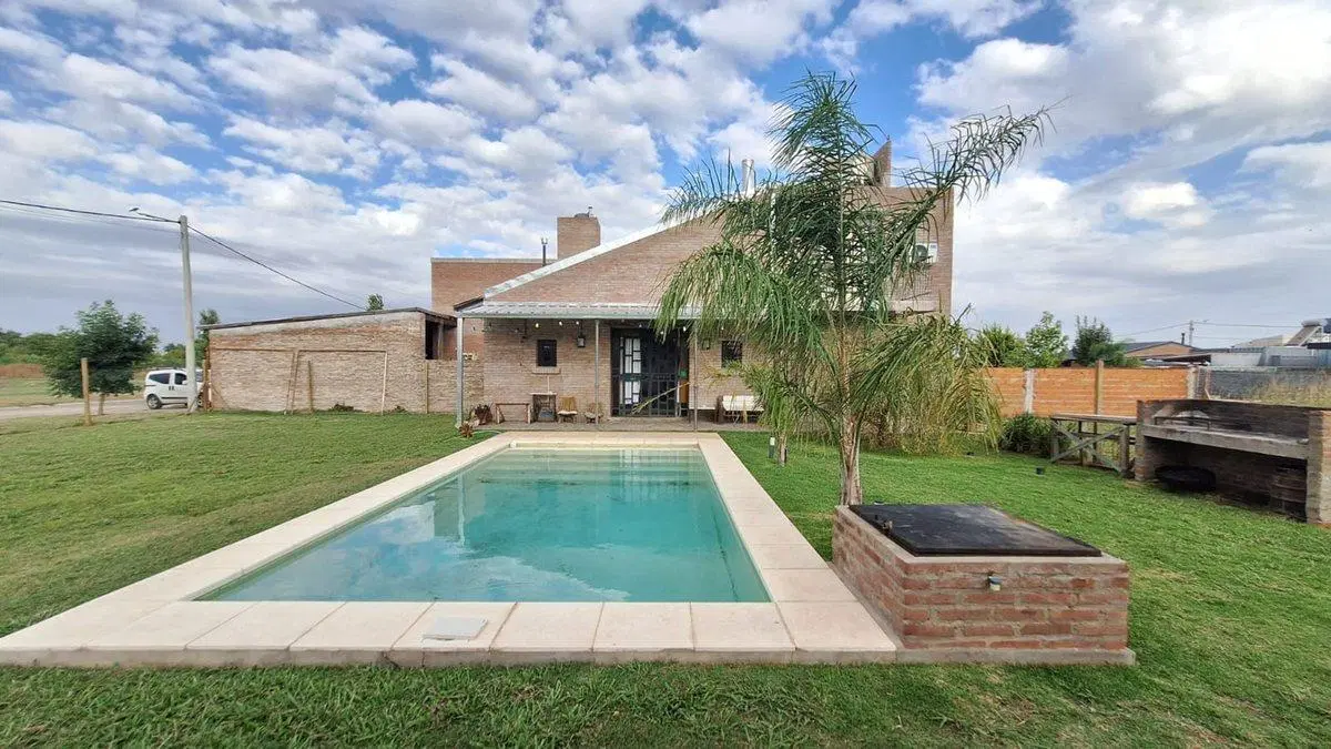 CASA CON PARQUE Y PILETA FINCAS DE IBARLUCEA 2