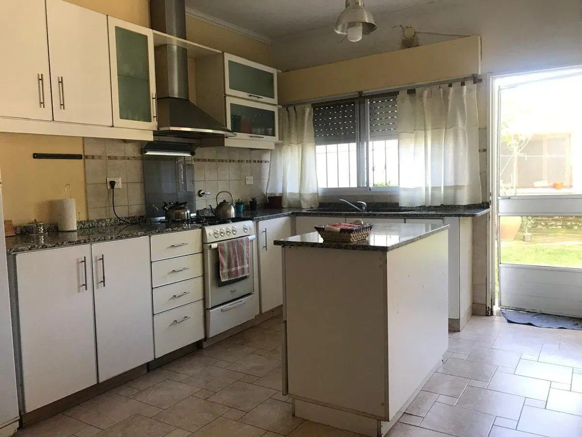 VENTA CASA CUATRO DORMITORIOS BARRIO LAS DELICIAS. 3