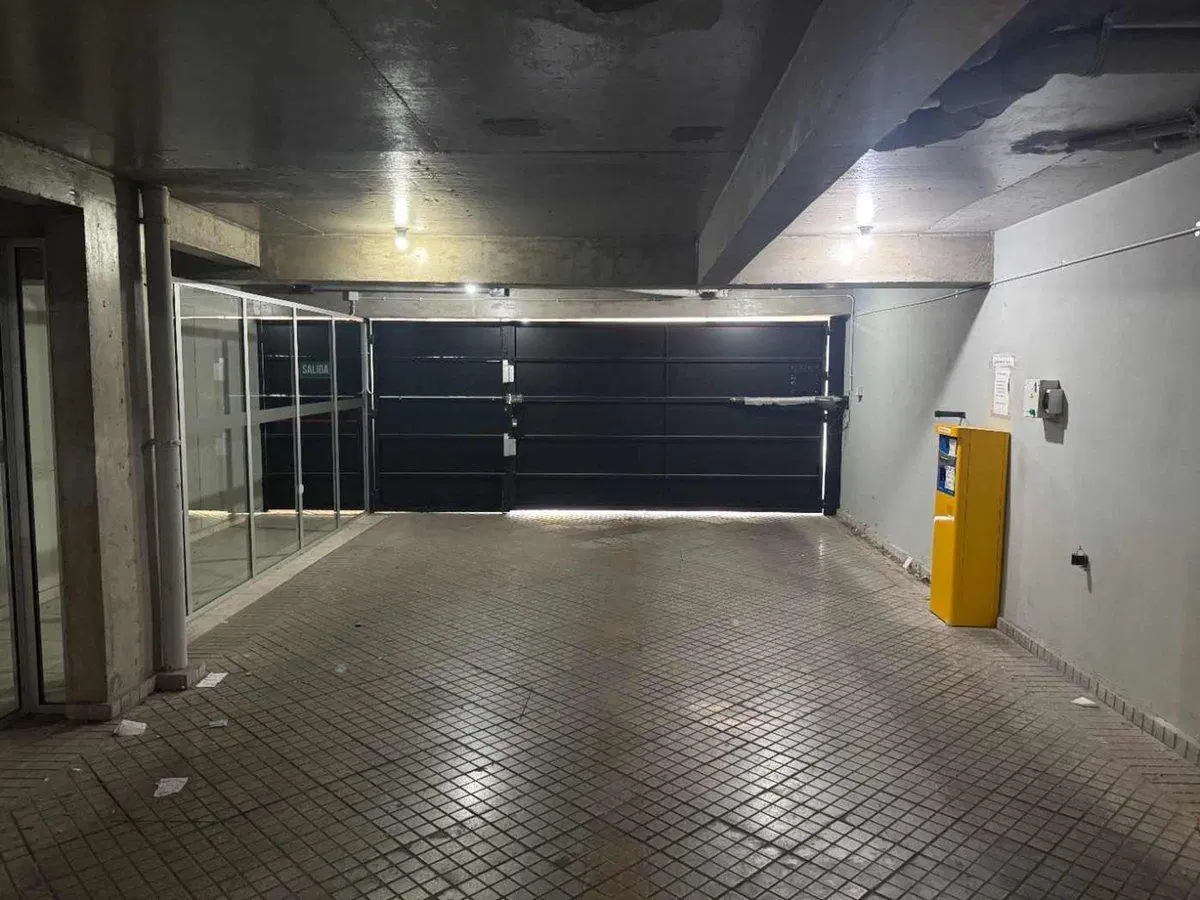 VENTA - COCHERA SOBRE AV. PELLEGRINI - TRIBUNALES 3