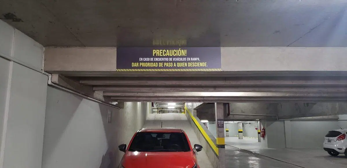 VENTA - COCHERA SOBRE AV. PELLEGRINI - TRIBUNALES 2
