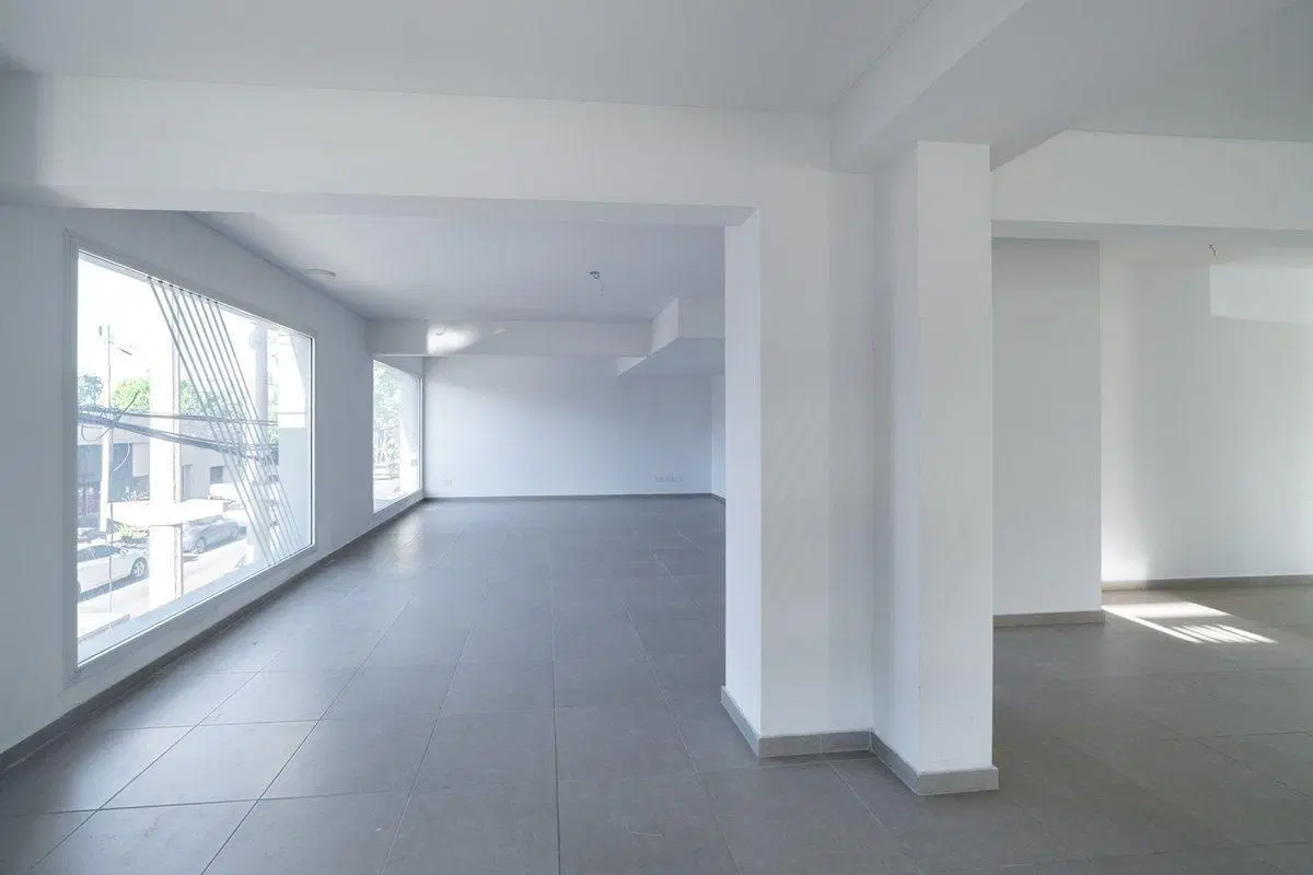 LOCAL COMERCIAL EN VENTA  EN ESQUINA 4