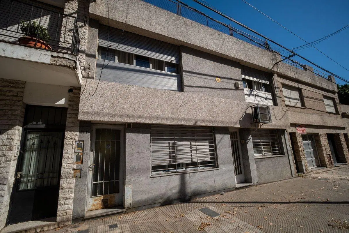 VENTA CASA CON PATIO VERDE EN BARRIO REFINERIA 3