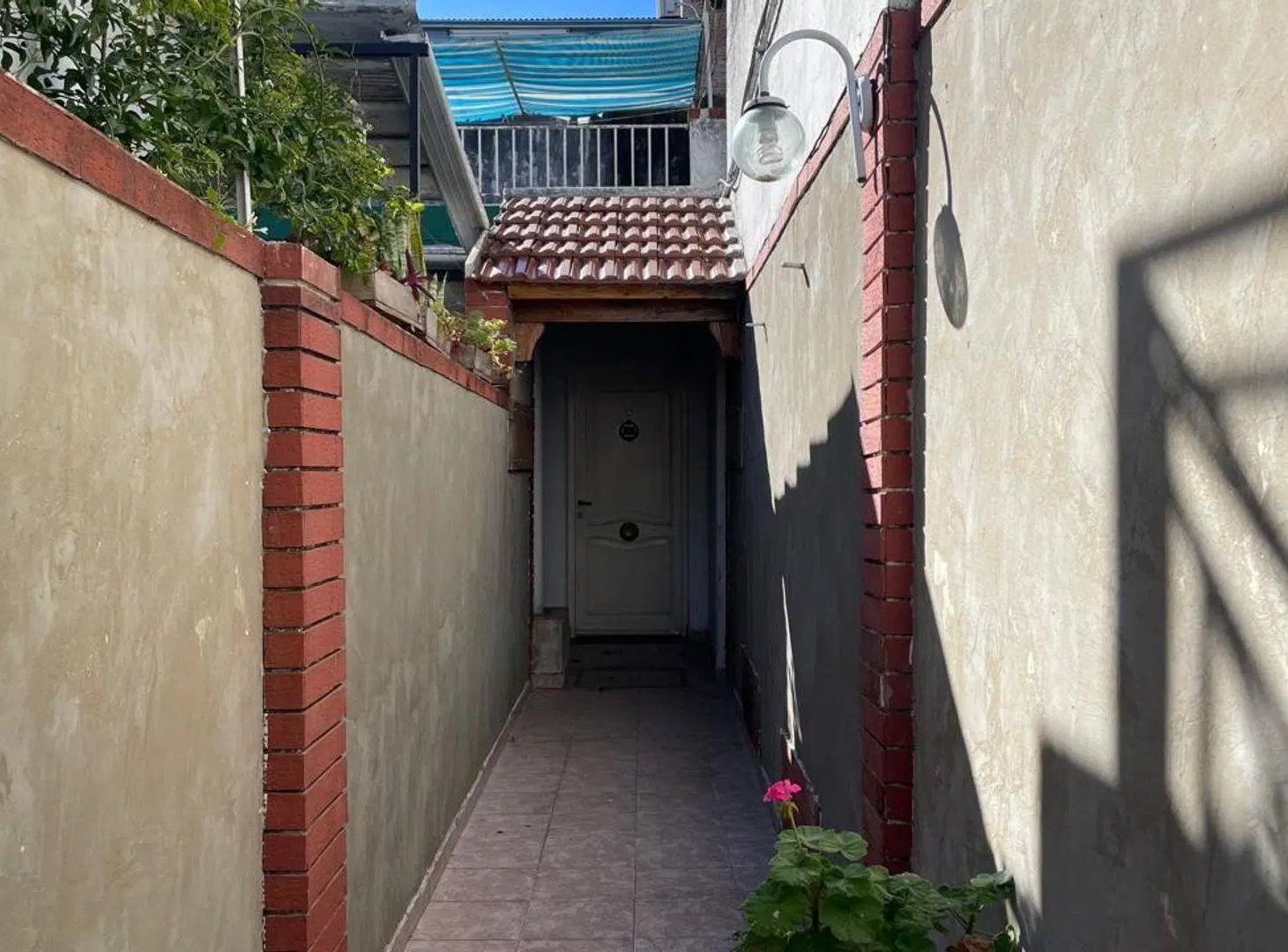 CASA DE PASILLO EN VENTA DOS DORMITORIO LUIS AGOTE 5