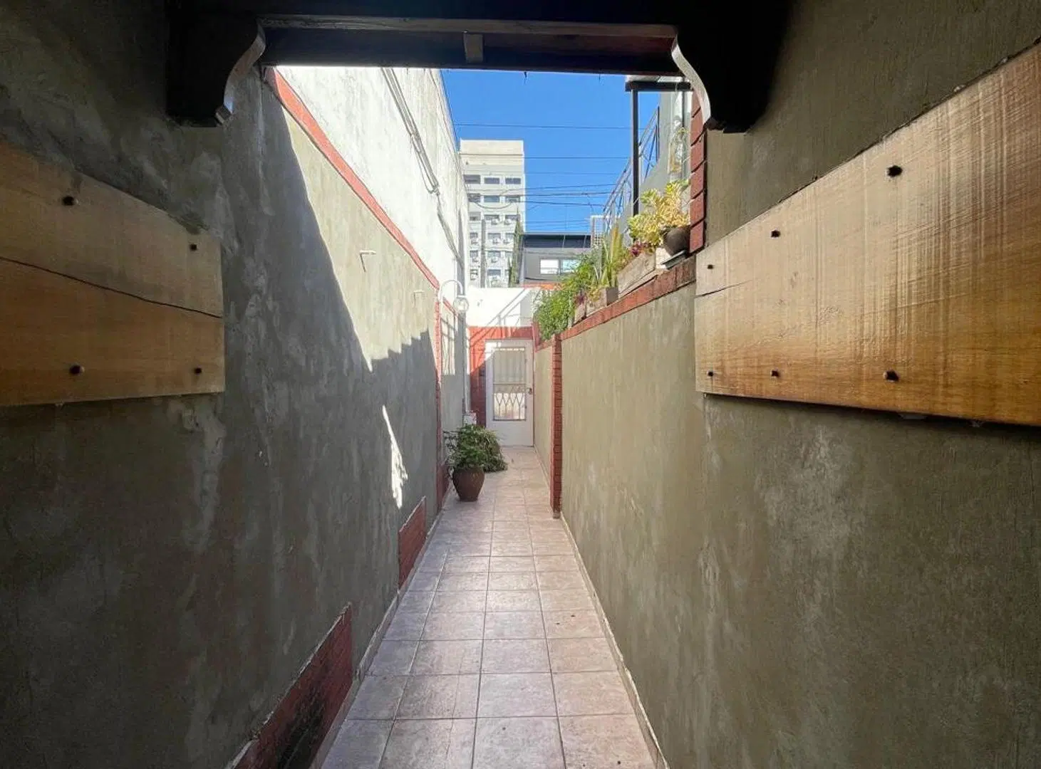 CASA DE PASILLO EN VENTA DOS DORMITORIO LUIS AGOTE 4